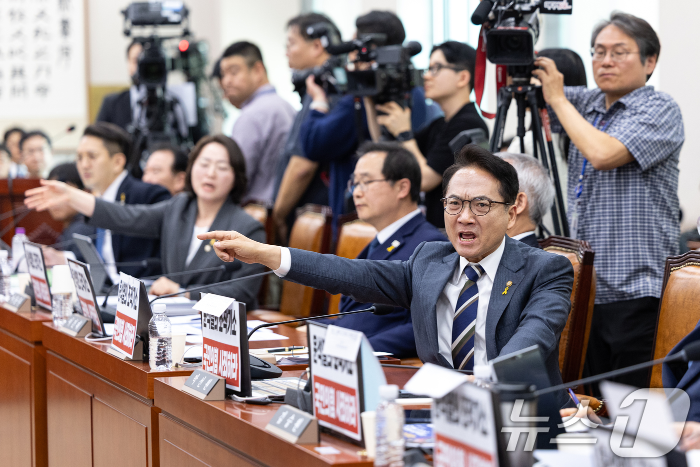 (서울=뉴스1) 이승배 기자 = 16일 서울 여의도 국회에서 열린 윤석열 정권 정치검찰 조작기소 의혹 사건 진상규명 국정조사특별위원회 대장동·김용 전 민주연구원 부원장·위례신도시 …