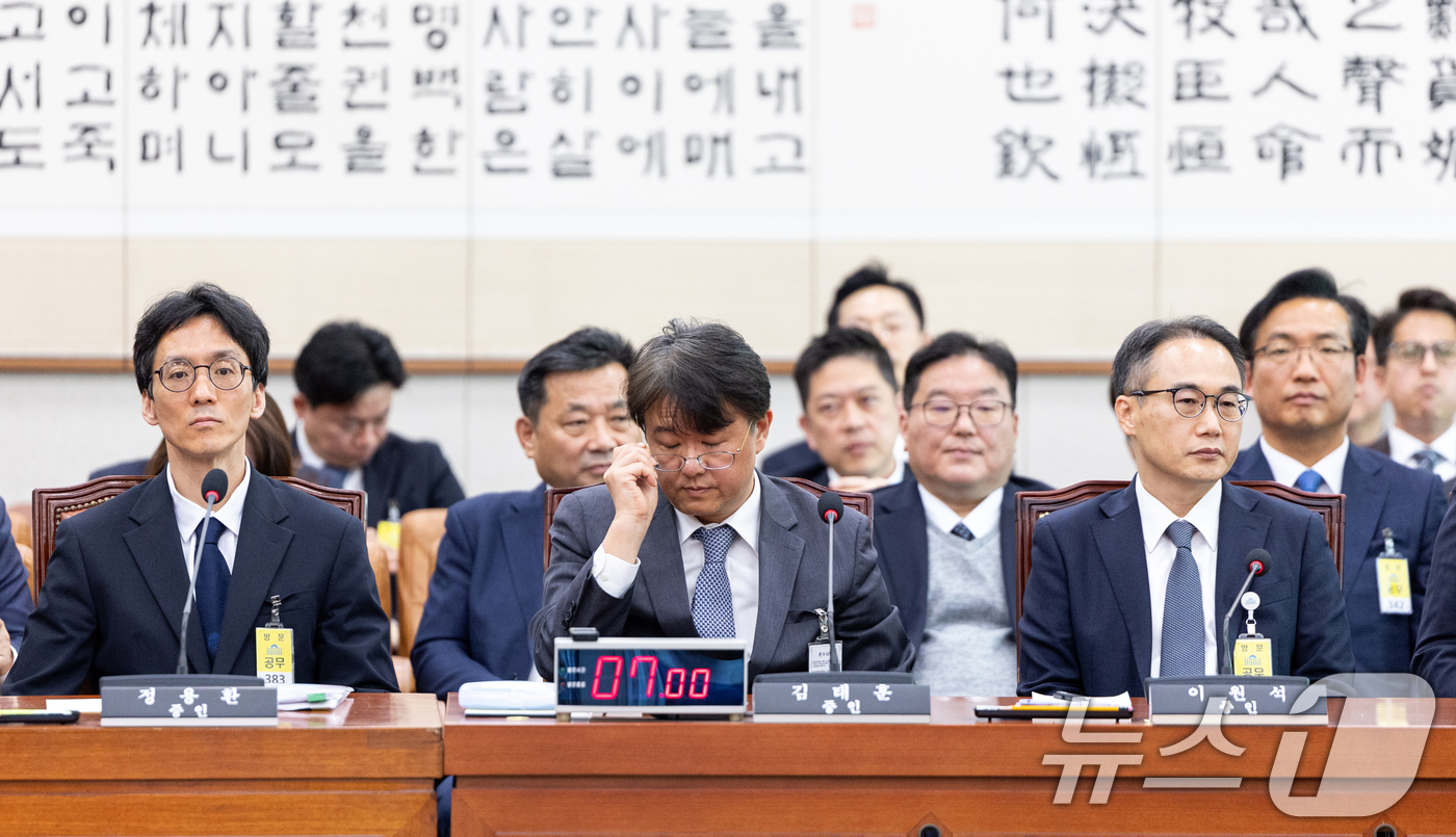 안경 하나로 분위기 180도 바꾸는 법: 나에게 어울리는 인생 안경 찾는 완벽 가이드