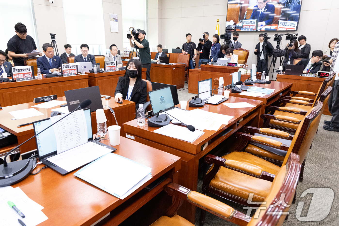 (서울=뉴스1) 이승배 기자 = 16일 서울 여의도 국회에서 열린 윤석열 정권 정치검찰 조작기소 의혹 사건 진상규명 국정조사특별위원회 대장동·김용 전 민주연구원 부원장·위례신도시 …