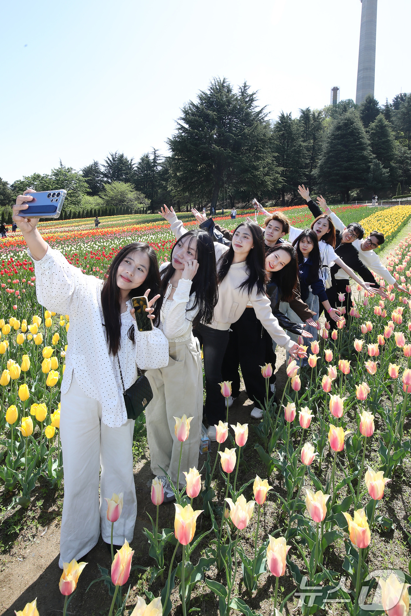 (대구=뉴스1) 공정식 기자 = 초여름 날씨를 보인 16일 대구 달서구 테마파크 이월드를 찾은 대구가톨릭대 언어교육원 한국어과정 유학생들이 곱게 핀 튤립정원에서 기념촬영을 하고 있 …