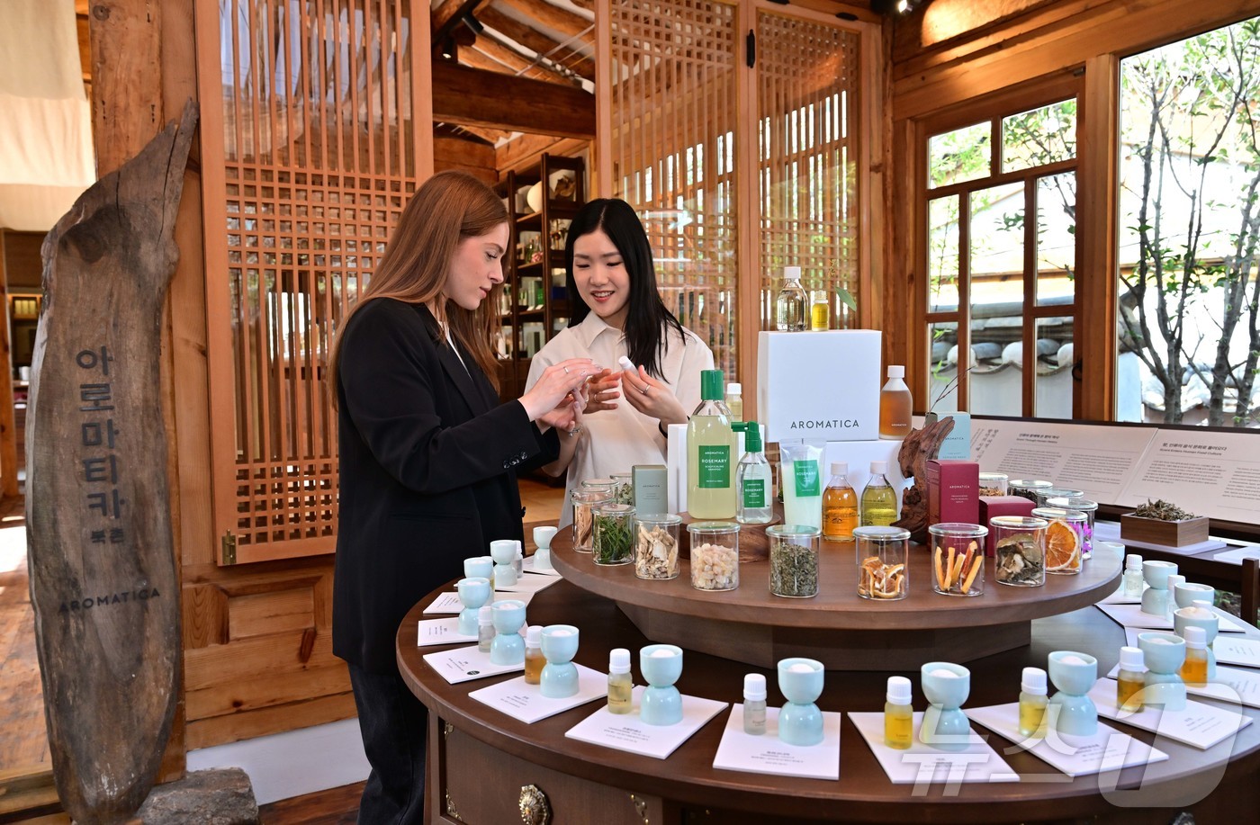 (서울=뉴스1) = 아로마테라피 기반 스칼프·스킨케어 브랜드 아로마티카가 오는 17일 두 번째 플래그십 스토어 '아로마티카 북촌'을 서울 종로구 오픈한다고 16일 밝혔다. 사진은 …