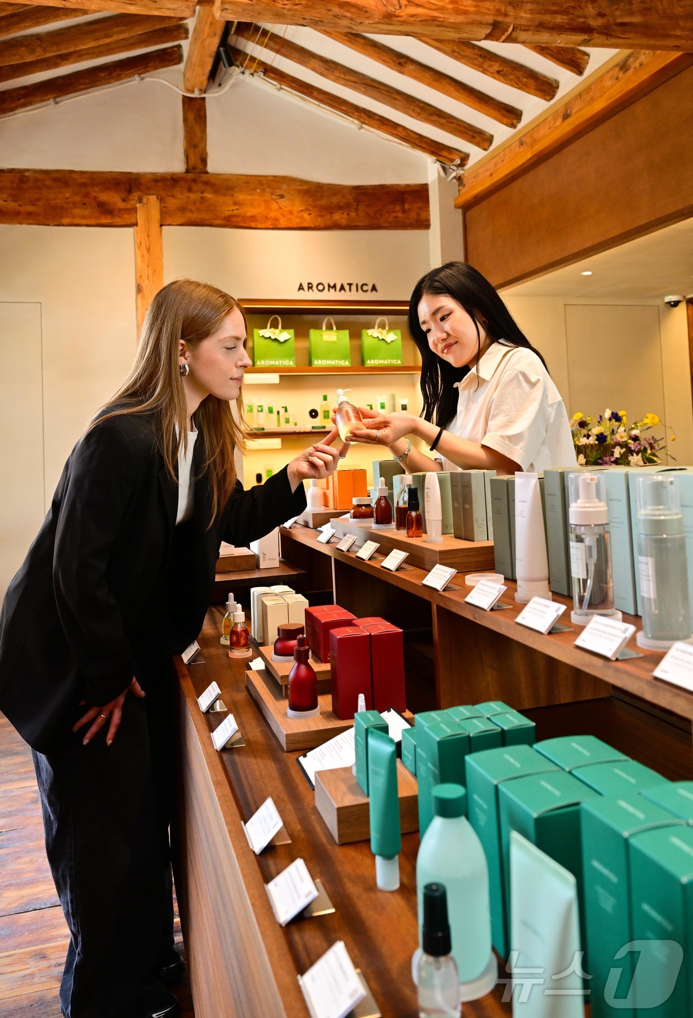 (서울=뉴스1) = 아로마테라피 기반 스칼프·스킨케어 브랜드 아로마티카가 오는 17일 두 번째 플래그십 스토어 '아로마티카 북촌'을 서울 종로구 오픈한다고 16일 밝혔다. 사진은 …