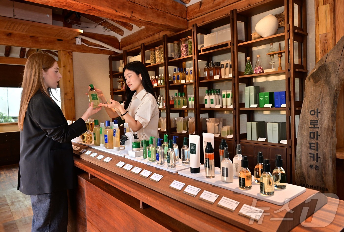 (서울=뉴스1) = 아로마테라피 기반 스칼프·스킨케어 브랜드 아로마티카가 오는 17일 두 번째 플래그십 스토어 '아로마티카 북촌'을 오픈한다고 16일 밝혔다. 사진은 서울 종로구 …