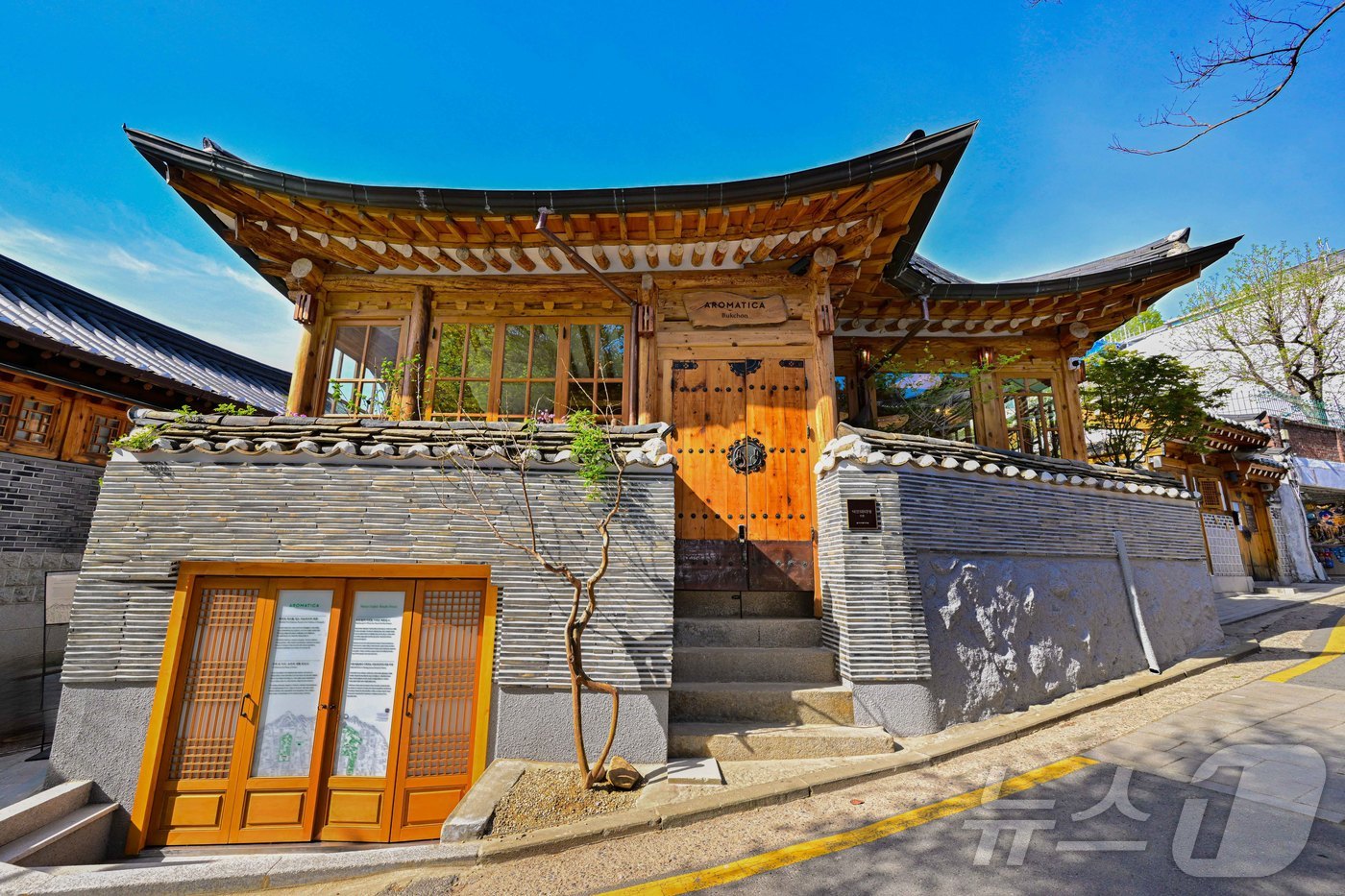 (서울=뉴스1) = 아로마테라피 기반 스칼프·스킨케어 브랜드 아로마티카가 오는 17일 두 번째 플래그십 스토어 '아로마티카 북촌'을 서울 종로구 오픈한다고 16일 밝혔다. 사진은 …