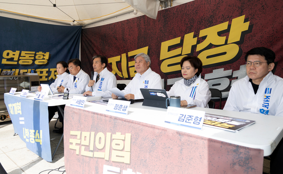 최고위 모두발언하는 조국 대표