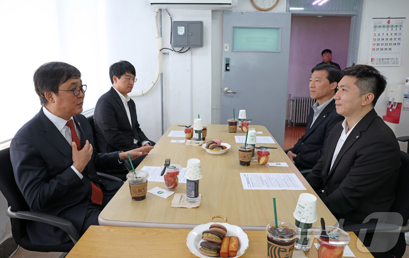 (서울=뉴스1) = 최휘영 문화체육관광부 장관이 16일 서울 중구 대한체육회 체육회관에서 유승민 대한체육회장과 2026년 제1회 추가경정예산을 통해 편성된 체육 분야 사업에 대한 …