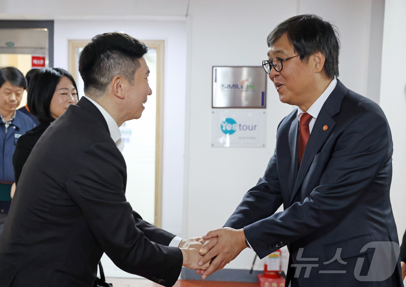 (서울=뉴스1) = 최휘영 문화체육관광부 장관이 16일 서울 중구 대한체육회 체육회관에서 유승민 대한체육회장과 인사를 나누고 있다. (문화체육관광부 제공. 재판매 및 DB 금지) …