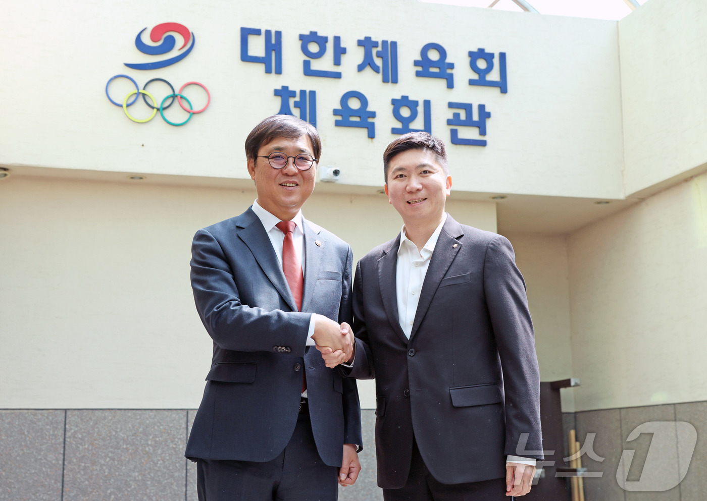 (서울=뉴스1) = 최휘영 문화체육관광부 장관이 16일 서울 중구 대한체육회 체육회관에서 유승민 대한체육회장과 기념촬영을 하고 있다. (문화체육관광부 제공. 재판매 및 DB 금지) …