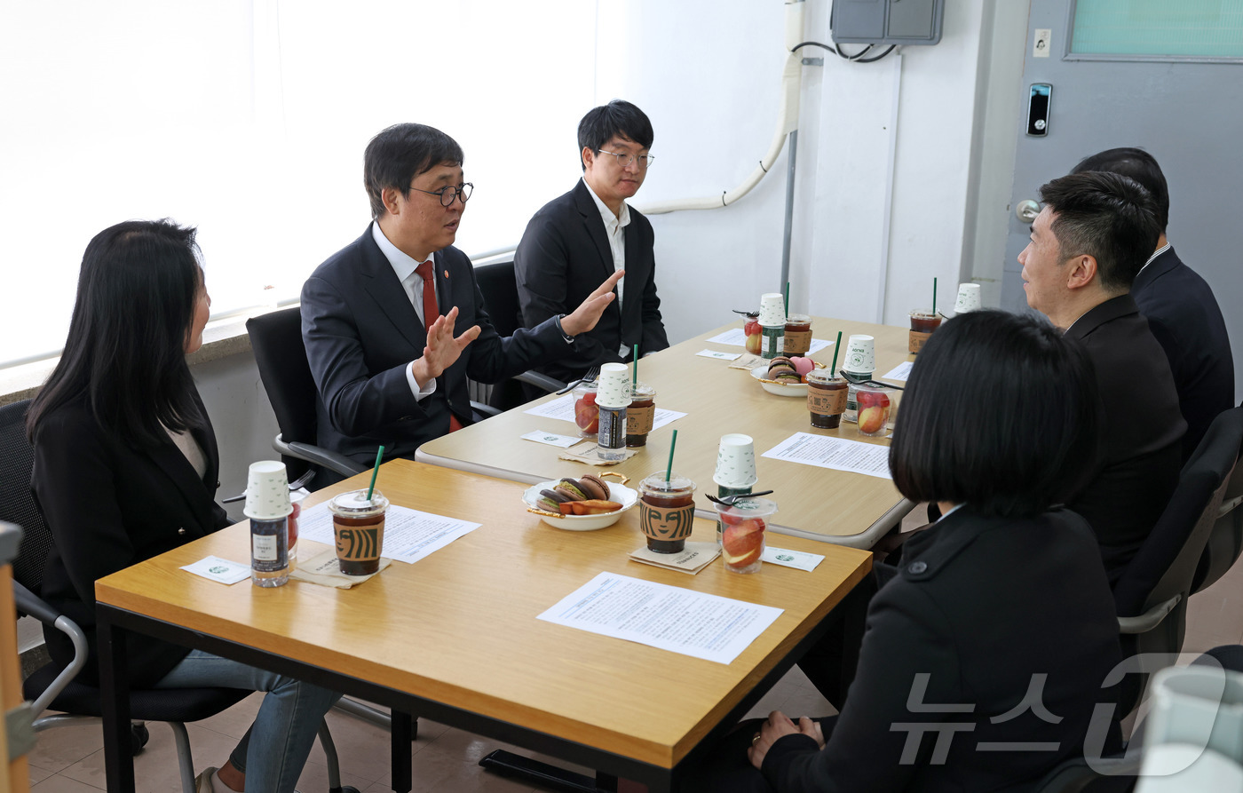 (서울=뉴스1) = 최휘영 문화체육관광부 장관이 16일 서울 중구 대한체육회 체육회관에서 유승민 대한체육회장과 2026년 제1회 추가경정예산을 통해 편성된 체육 분야 사업에 대한 …