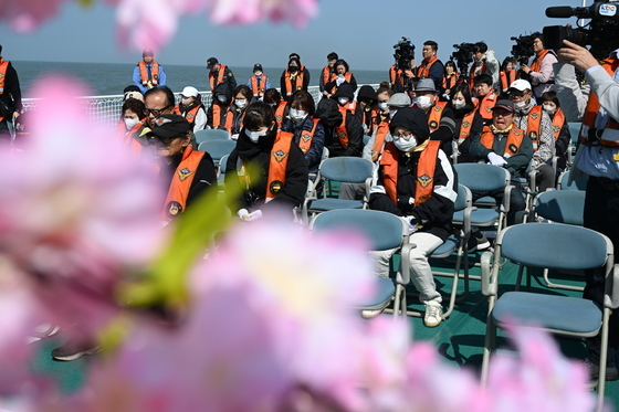 "자식 앞세운 부모는 죄인"…세월호 선상 추모식 유족들 왈칵