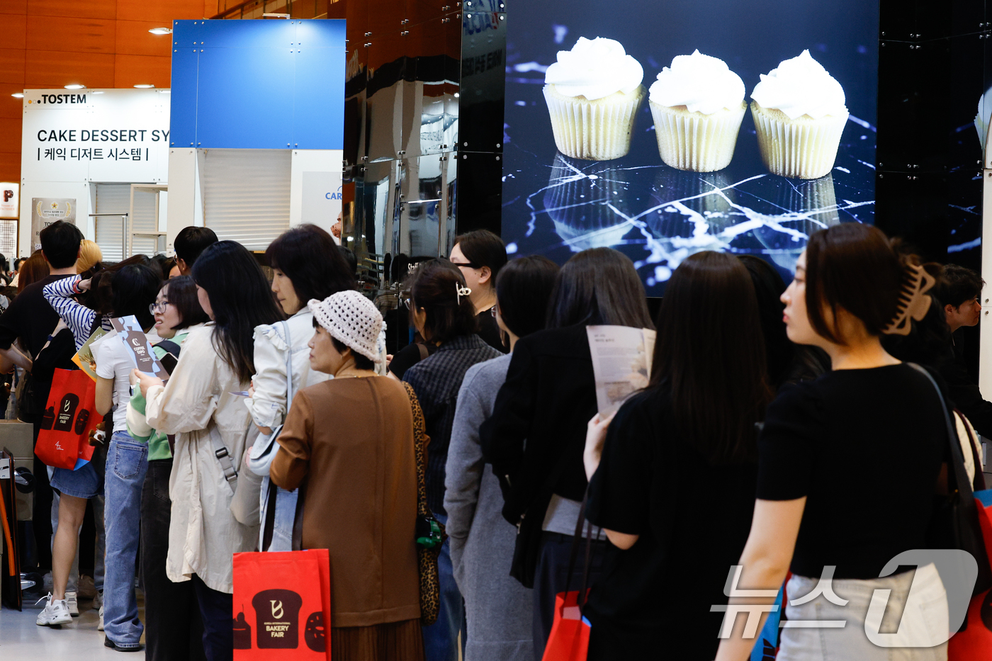 (서울=뉴스1) 안은나 기자 = 16일 서울 강남구 코엑스에서 열린 2026 한국국제베이커리페어를 찾은 관람객들이 빵을 구매하기 위해 줄 서 있다.제과·제빵 업계의 최신 기술과 트 …