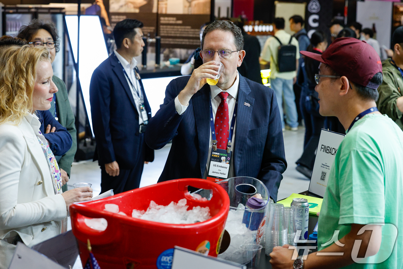 (서울=뉴스1) 안은나 기자 = 짐 헬러(James Heller) 주한 미국대사대리가 16일 서울 강남구 코엑스에서 열린 제8회 대한민국맥주박람회(KIBEX 2026)를 찾아 미국 …