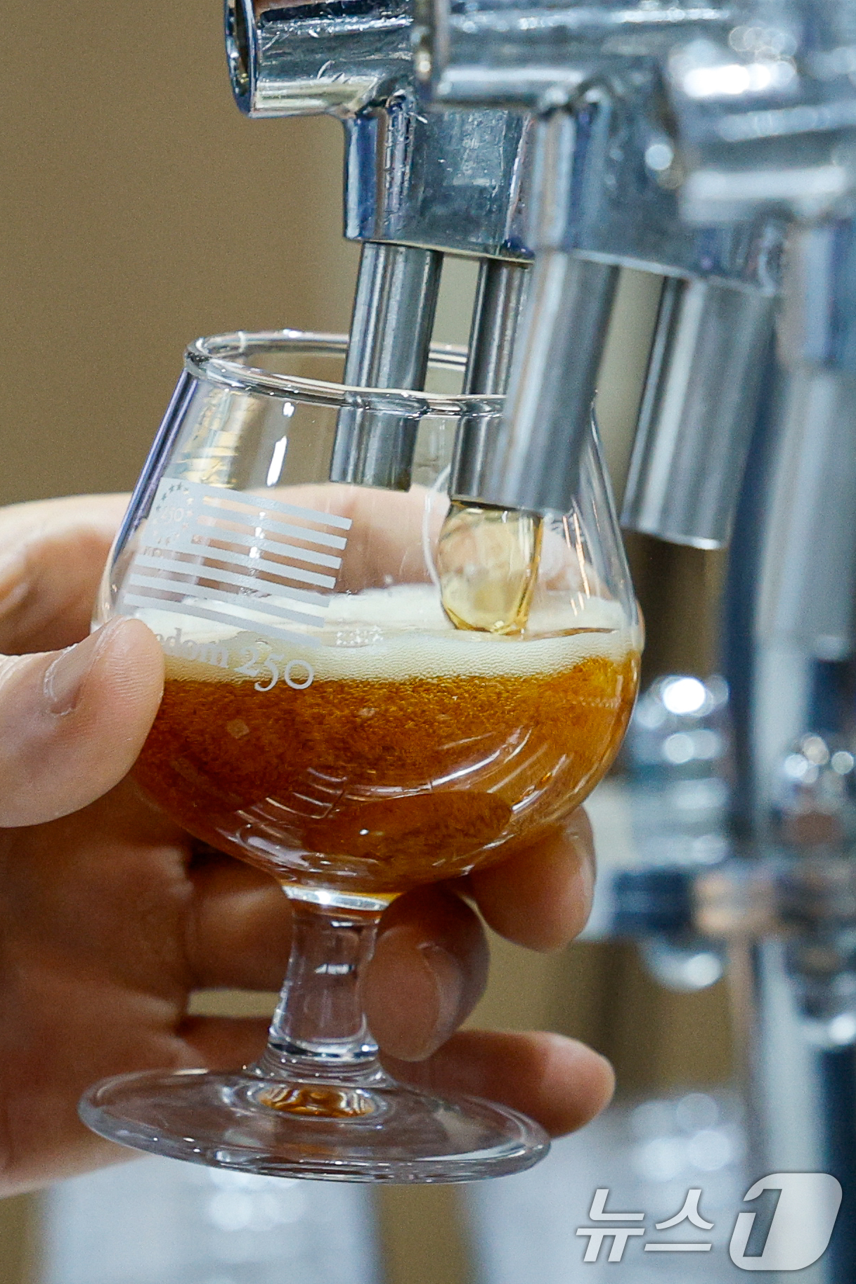 (서울=뉴스1) 안은나 기자 = 16일 서울 강남구 코엑스에서 열린 제8회 대한민국맥주박람회(KIBEX 2026)에서 관계자가 미국 독립 250주년 기념 수제맥주를 따르고 있다.맥 …