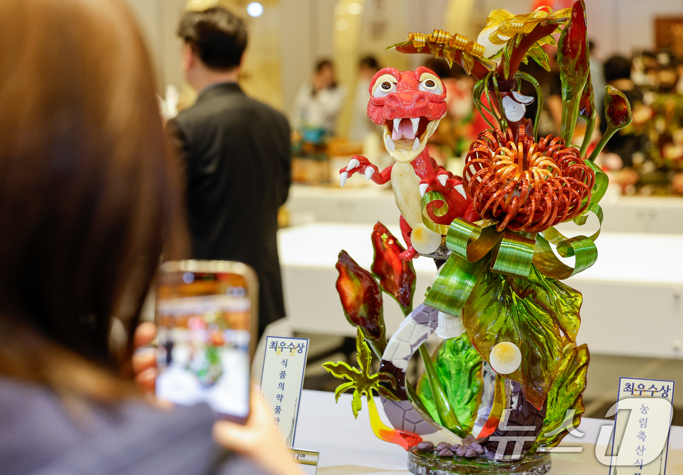 (서울=뉴스1) 안은나 기자 = 16일 서울 강남구 코엑스에서 열린 2026 한국국제베이커리페어에 베이커리 공예 작품이 진열돼 있다.제과·제빵 업계의 최신 기술과 트렌드를 확인할 …