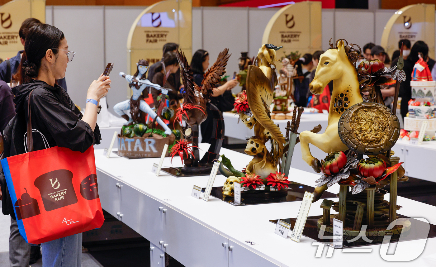 (서울=뉴스1) 안은나 기자 = 16일 서울 강남구 코엑스에서 열린 2026 한국국제베이커리페어에 베이커리 공예 작품이 진열돼 있다.제과·제빵 업계의 최신 기술과 트렌드를 확인할 …