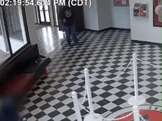 본문 이미지 - 지난 7일(현지시간) 미국 오클라호마주 폴스 밸리 고등학교에서 총기를 들고 침입한 빅토르 리 호킨스(20)를 이 학교의 교장인 커크 무어가 제압하는 장면. (KOCO 5 뉴스 유튜브 갈무리)