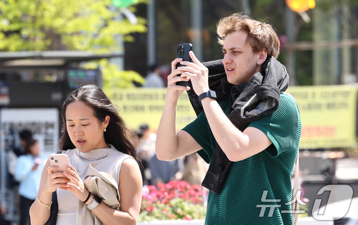 본문 이미지 - 서울 낮 최고 기온이 25도를 웃돌며 초여름 날씨가 이어지는 16일 서울 종로구 광화문광장에서 외국인 관광객들이 사진을 찍고 있다. 2026.4.16 ⓒ 뉴스1 최지환 기자