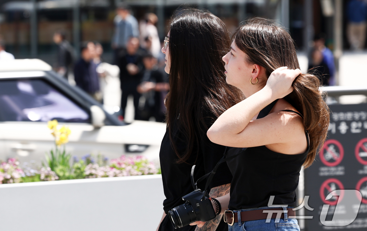 (서울=뉴스1) 최지환 기자 = 서울 낮 최고 기온이 25도를 웃돌며 초여름 날씨가 이어지는 16일 서울 종로구 광화문광장에서 외국인 관광객이 발걸음을 옮기고 있다. 2026.4. …