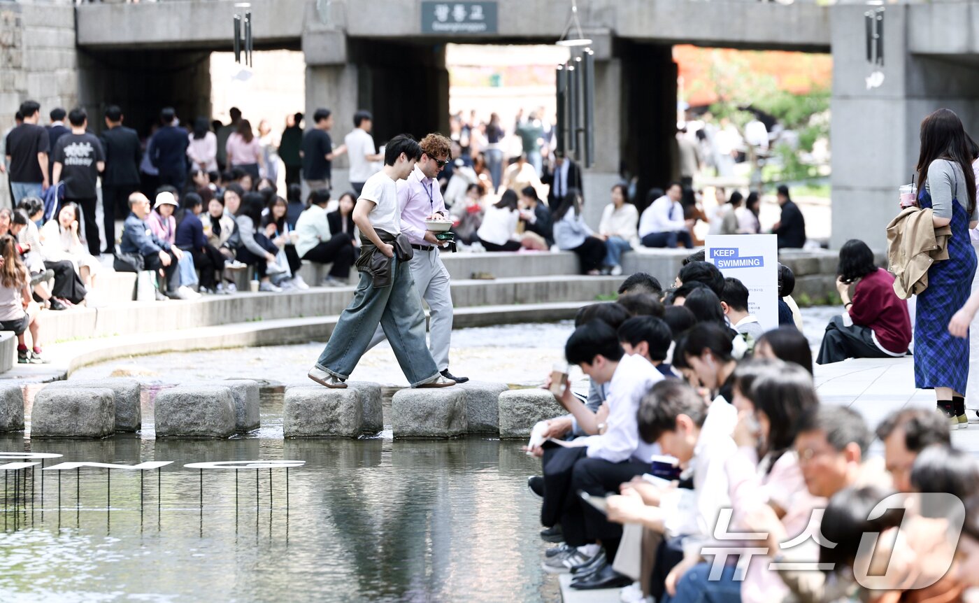본문 이미지 - 서울 낮 최고 기온이 25도를 웃돌며 초여름 날씨가 이어지는 16일 서울 중구 청계천에서 시민들이 휴식을 취하고 있다. 2026.4.16 ⓒ 뉴스1 최지환 기자