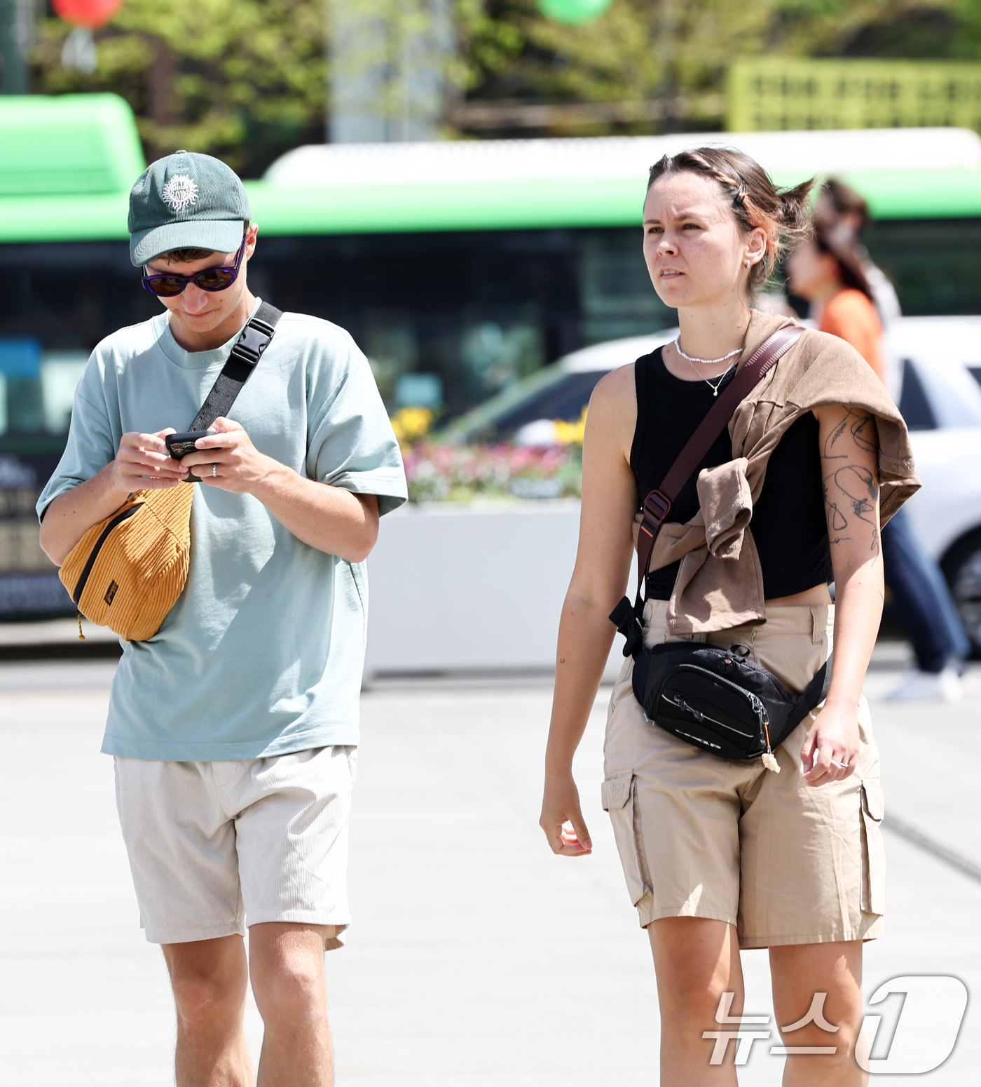 (서울=뉴스1) 최지환 기자 = 서울 낮 최고 기온이 25도를 웃돌며 초여름 날씨가 이어지는 16일 서울 종로구 광화문광장에서 외국인 관광객이 발걸음을 옮기고 있다. 2026.4. …