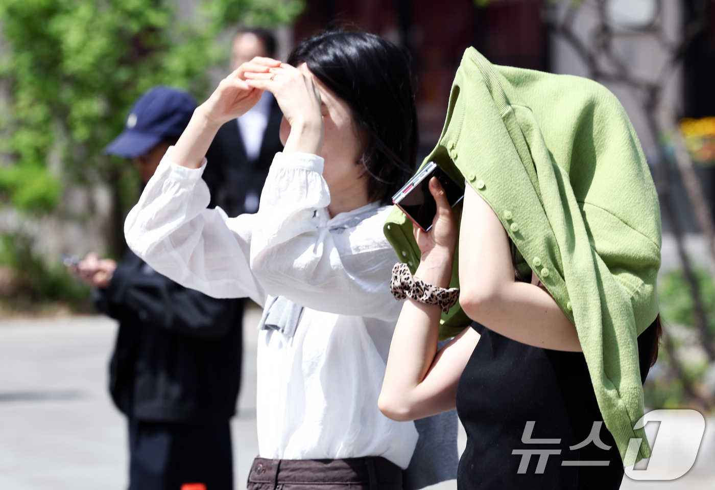 (서울=뉴스1) 최지환 기자 = 서울 낮 최고 기온이 25도를 웃돌며 초여름 날씨가 이어지는 16일 서울 종로구 광화문광장에서 시민들이 발걸음을 옮기고 있다. 2026.4.16/뉴 …