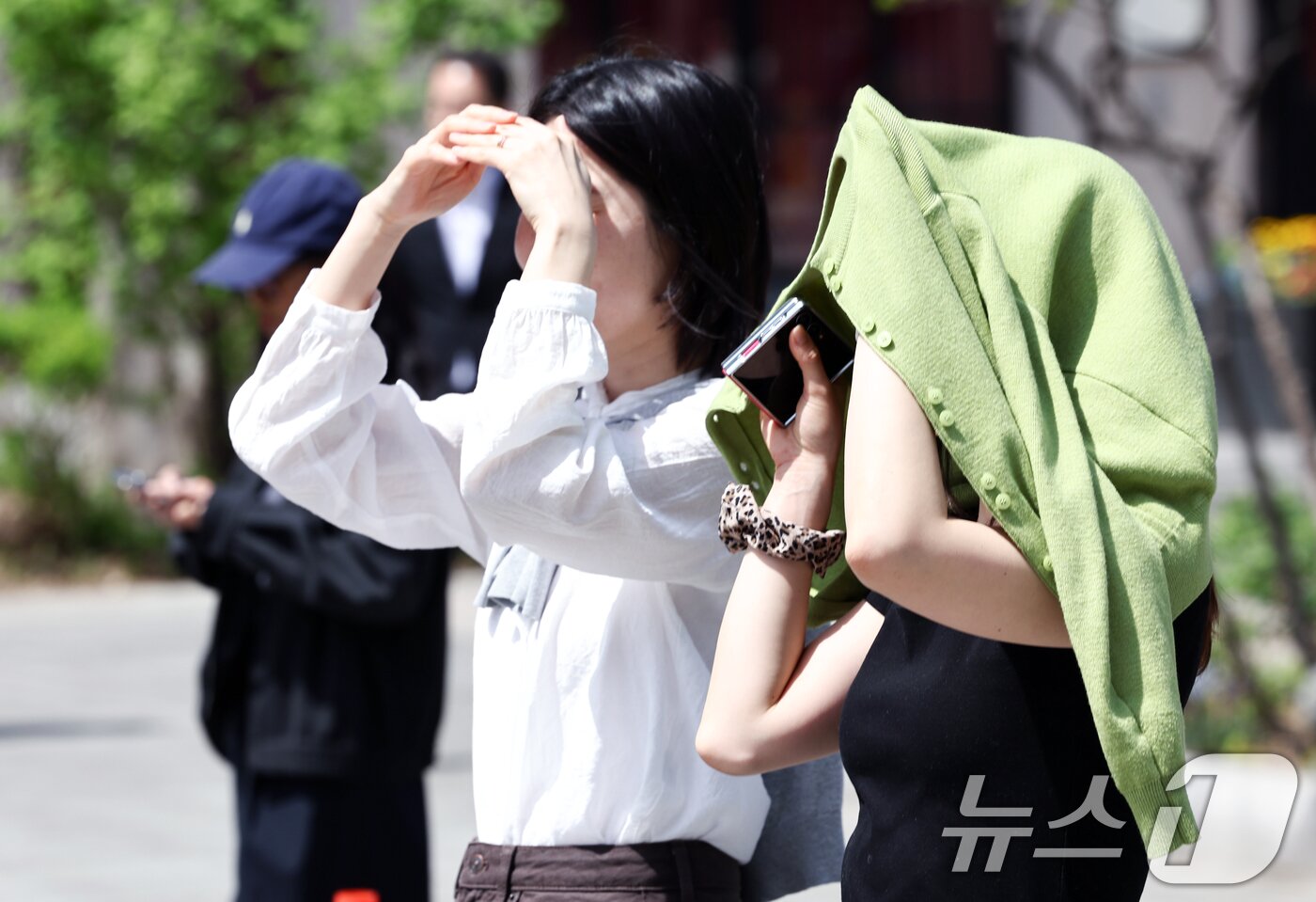 본문 이미지 - 서울 낮 최고 기온이 25도를 웃돌며 초여름 날씨가 이어지는 16일 서울 종로구 광화문광장에서 시민들이 발걸음을 옮기고 있다. 2026.4.16 ⓒ 뉴스1 최지환 기자