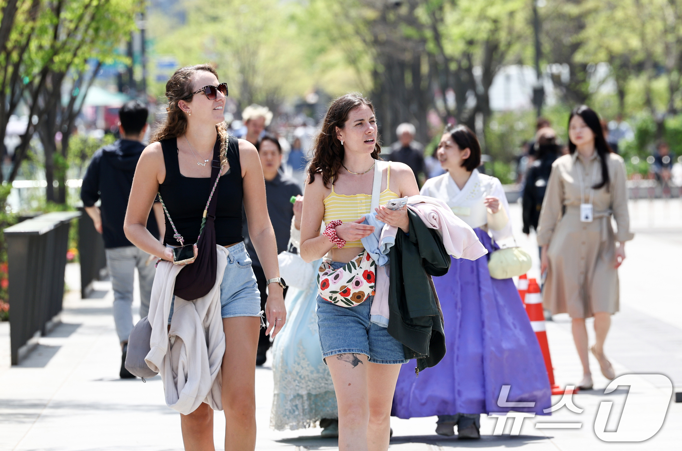 (서울=뉴스1) 최지환 기자 = 서울 낮 최고 기온이 25도를 웃돌며 초여름 날씨가 이어지는 16일 서울 종로구 광화문광장에서 외국인 관광객이 발걸음을 옮기고 있다. 2026.4. …