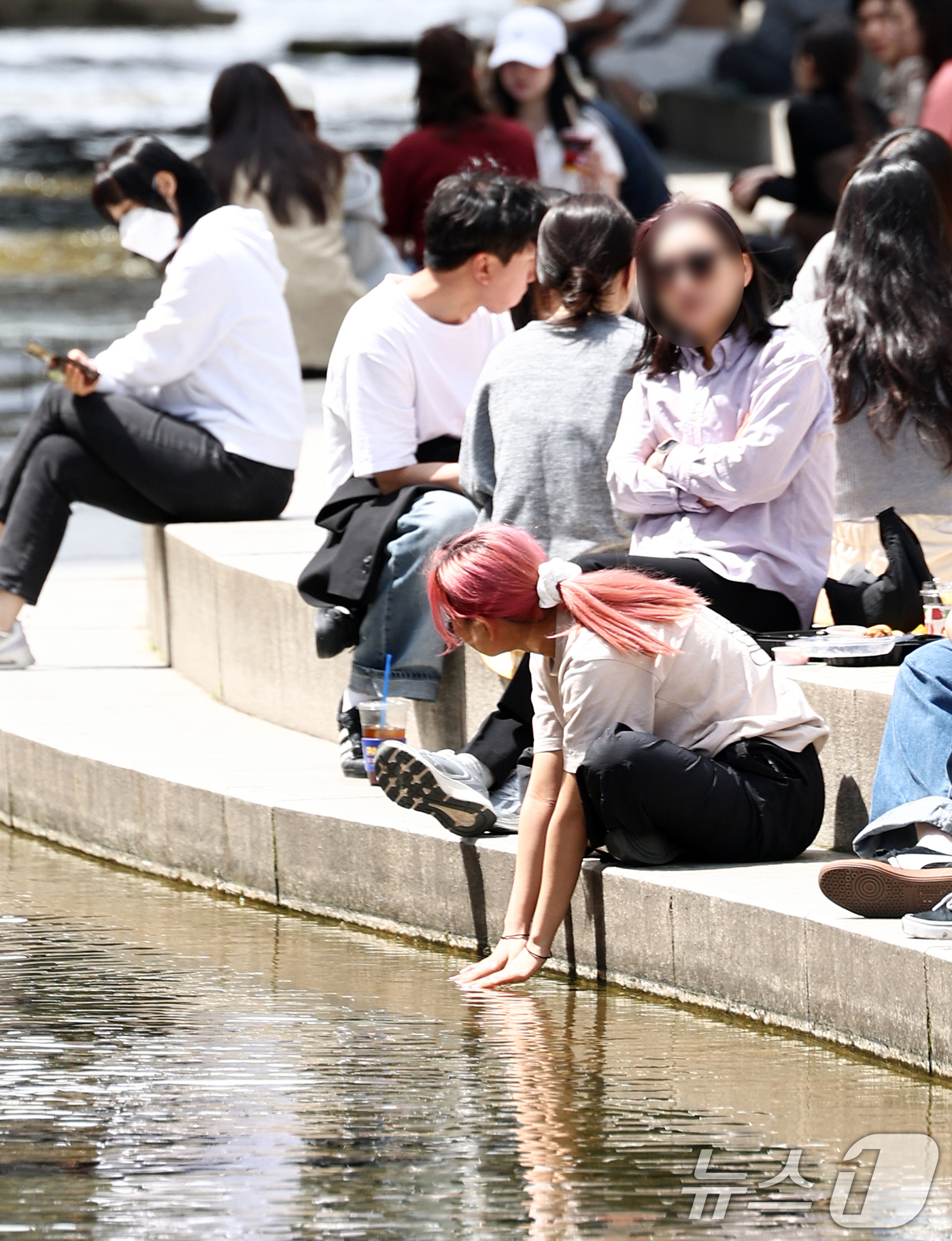 (서울=뉴스1) 최지환 기자 = 서울 낮 최고 기온이 25도를 웃돌며 초여름 날씨가 이어지는 16일 서울 중구 청계천에서 시민들이 휴식을 취하고 있다. 2026.4.16/뉴스1