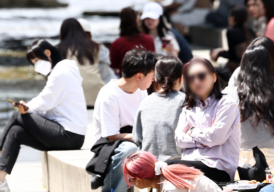 물장난으로 더위 식히는 시민