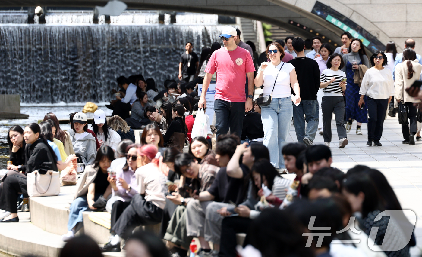 (서울=뉴스1) 최지환 기자 = 서울 낮 최고 기온이 25도를 웃돌며 초여름 날씨가 이어지는 16일 서울 중구 청계천에서 시민들이 휴식을 취하고 있다. 2026.4.16/뉴스1