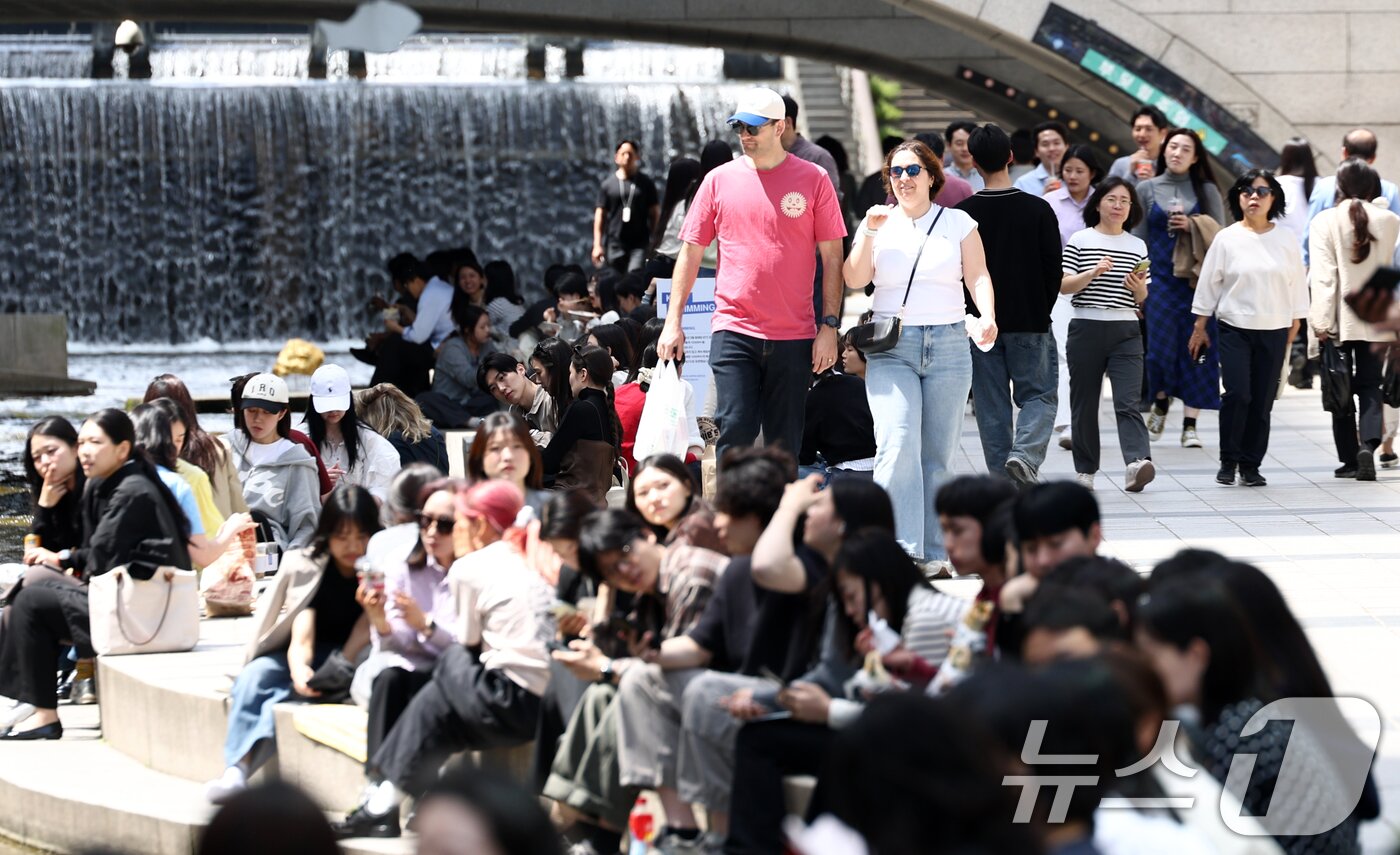 본문 이미지 - 서울 낮 최고 기온이 25도를 웃돌며 초여름 날씨가 이어지는 16일 서울 중구 청계천에서 시민들이 휴식을 취하고 있다. 2026.4.16 ⓒ 뉴스1 최지환 기자