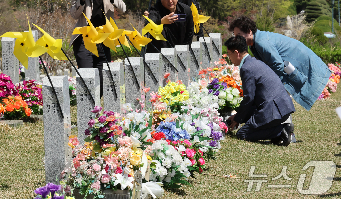 (대전=뉴스1) 김기태 기자 = 16일 대전 유성구 국립대전현충원 순직공무원묘역에서 열린 세월호참사 12주기 기억식에서 유족이 고인을 추모하고 있다. 2026.4.16/뉴스1