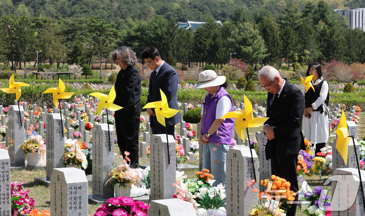 (대전=뉴스1) 김기태 기자 = 16일 대전 유성구 국립대전현충원 순직공무원묘역에서 열린 세월호참사 12주기 기억식에서 참석자들이 고인을 추모하고 있다. 2026.4.16/뉴스1