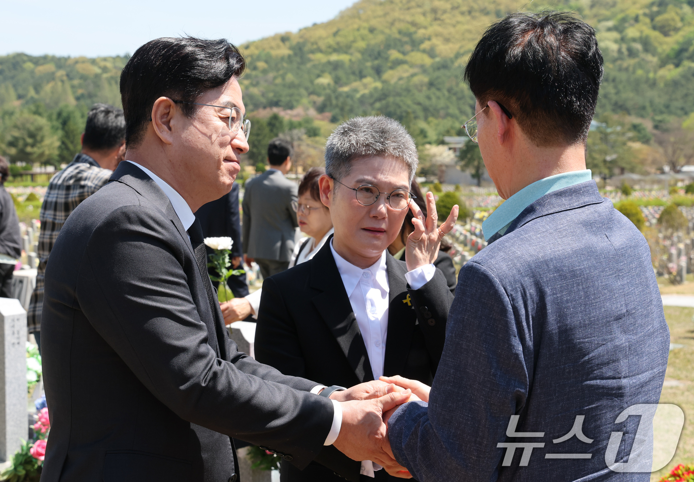 (대전=뉴스1) 김기태 기자 = 허태정 더불어민주당 대전시장 후보가 16일 대전 유성구 국립대전현충원 순직공무원묘역에서 열린 세월호참사 12주기 기억식에서 유족을 위로하고 있다. …