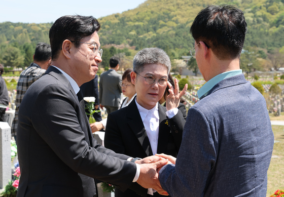 세월호 참사 희생자 유족 위로하는 허태정 후보