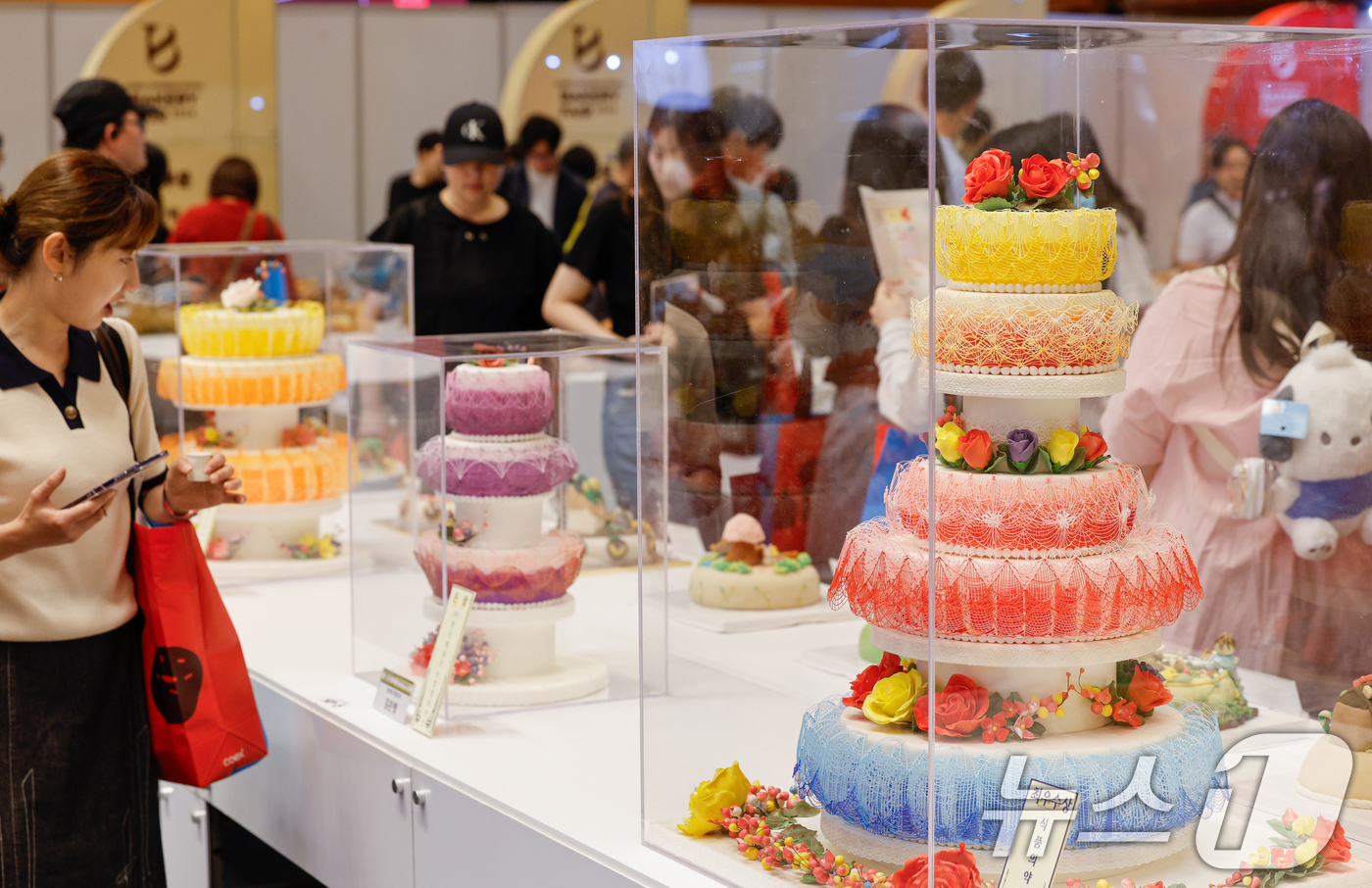 (서울=뉴스1) 안은나 기자 = 16일 서울 강남구 코엑스에서 열린 2026 한국국제베이커리페어에 베이커리 공예 작품이 진열돼 있다.제과·제빵 업계의 최신 기술과 트렌드를 확인할 …