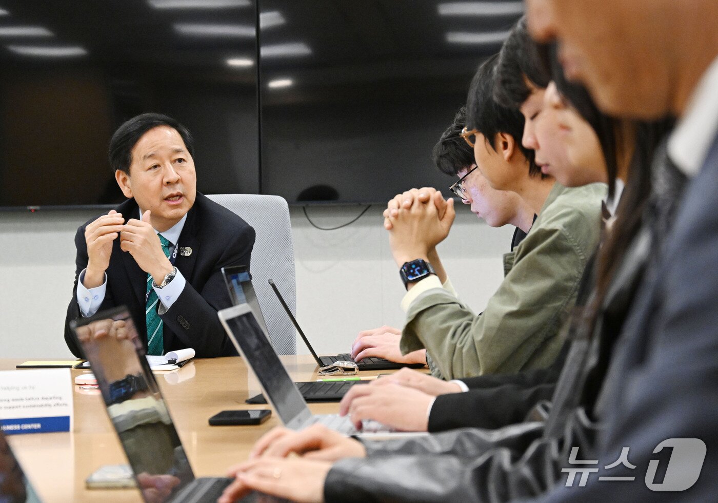 본문 이미지 - 주요 20개국(G20) 재무장관회의 및 국제통화기금(IMF)·세계은행(WB) 춘계회의 참석차 미국 워싱턴D.C.를 방문 중인 구윤철 부총리 겸 재정경제부 장관이 15일(현지시간) 국제통화기금(IMF)에서 열린 동행기자간담회에서 모두발언을 하고 있다.(재정경제부 제공). 2026.4.16/뉴스1