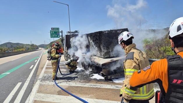 고창담양고속도로 달리던 25톤 화물차 불…30분만에 완진
