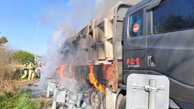 광주-대구 고속도로 달리던 화물차서 불…1200만원 피해