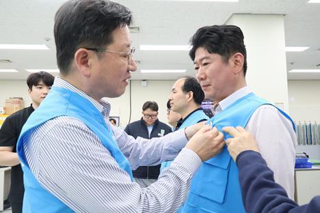 조폐공사, 노사 합동 안전점검…안전지킴이 배지 수여식