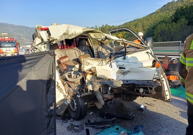완주서 1톤 트럭이 22톤 트럭 추돌…1명 사망·6명 부상(종합)