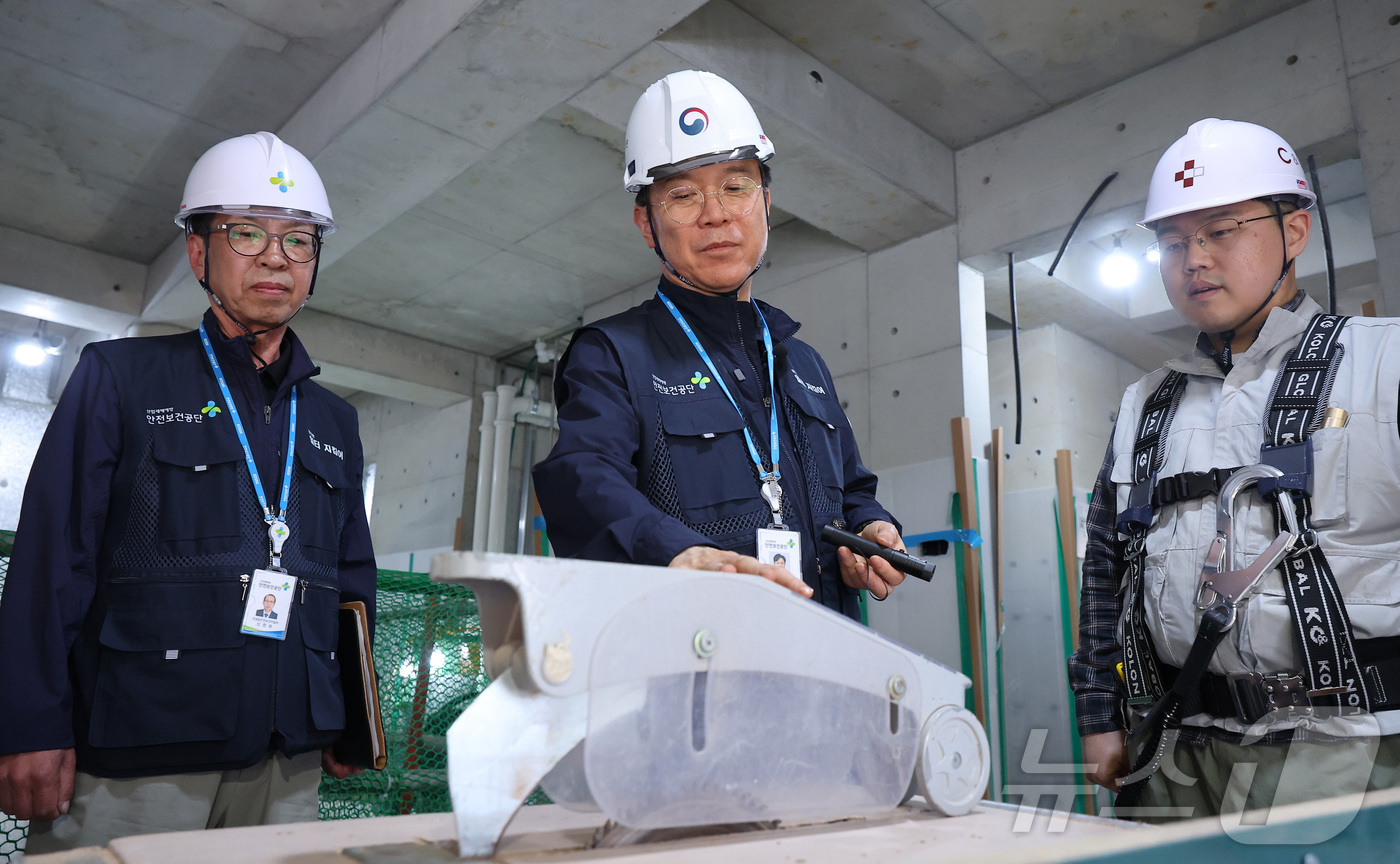 (서울=뉴스1) 김성진 기자 = 김영훈 고용노동부 장관이 16일 서울 종로구 평창동의 한 갤러리 건설현장을 방문해 '안전한 일터 지킴이' 현장 점검을 하고 있다. 2026.4.16 …