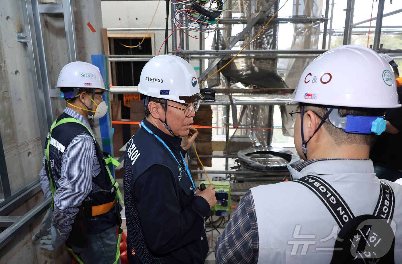 (서울=뉴스1) 김성진 기자 = 김영훈 고용노동부 장관이 16일 서울 종로구 평창동의 한 갤러리 건설현장을 방문해 '안전한 일터 지킴이' 현장 점검을 하고 있다. 2026.4.16 …