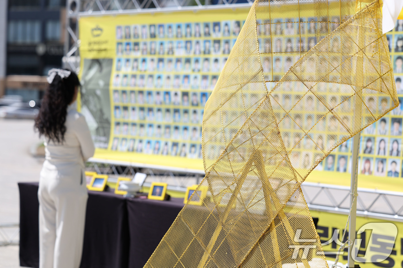 (광주=뉴스1) 이승현 기자 = 세월호 참사 12주기를 맞은 16일 광주 동구 5·18민주광장에 마련된 시민분향소에 시민 발걸음이 이어지고 있다. 2026.4.16/뉴스1