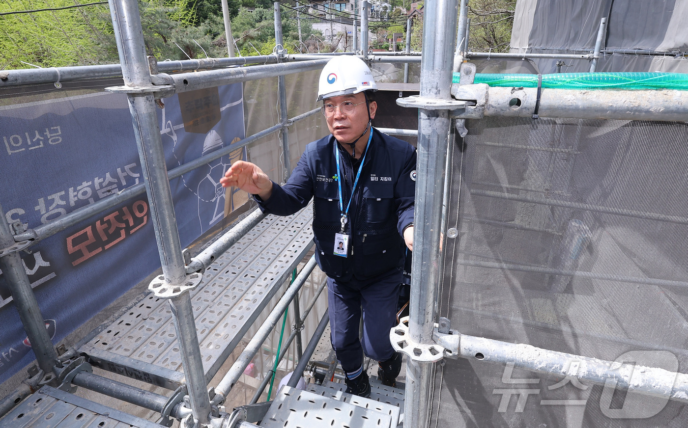 (서울=뉴스1) 김성진 기자 = 김영훈 고용노동부 장관이 16일 서울 종로구 평창동의 한 갤러리 건설현장을 방문해 '안전한 일터 지킴이' 현장 점검을 하고 있다. 2026.4.16 …