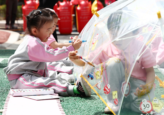 내일 오전 비 대부분 그치고 초여름 날씨…낮 최고 28도까지 '쑥'