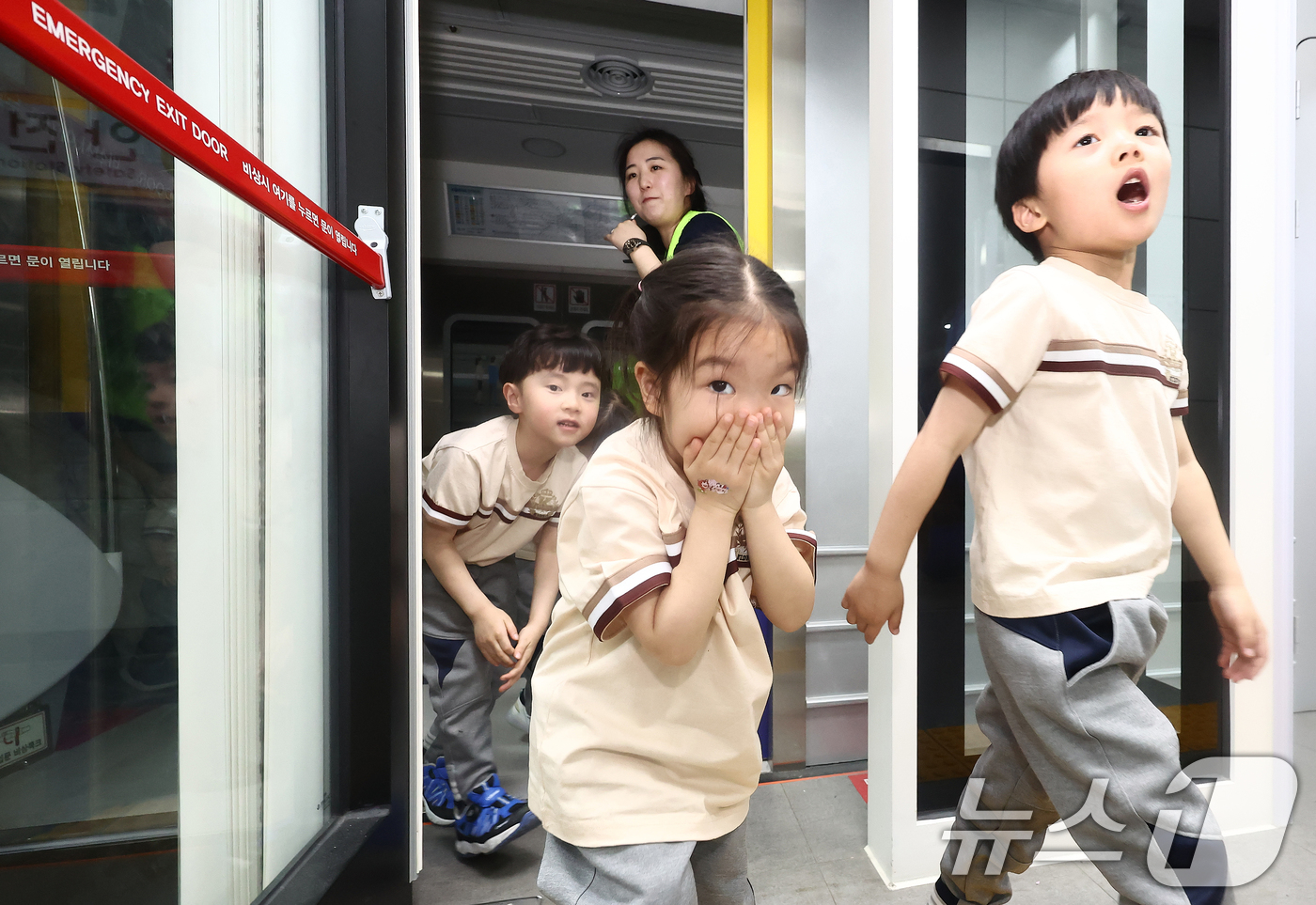 (서울=뉴스1) 김민지 기자 = 국민안전의 날인 16일 오후 서울 송파구 송파안전체험교육관에서 어린이들이 지하철 화재 발생시 대피 요령을 배우고 있다.국민 안전의 날은 세월호 참사 …