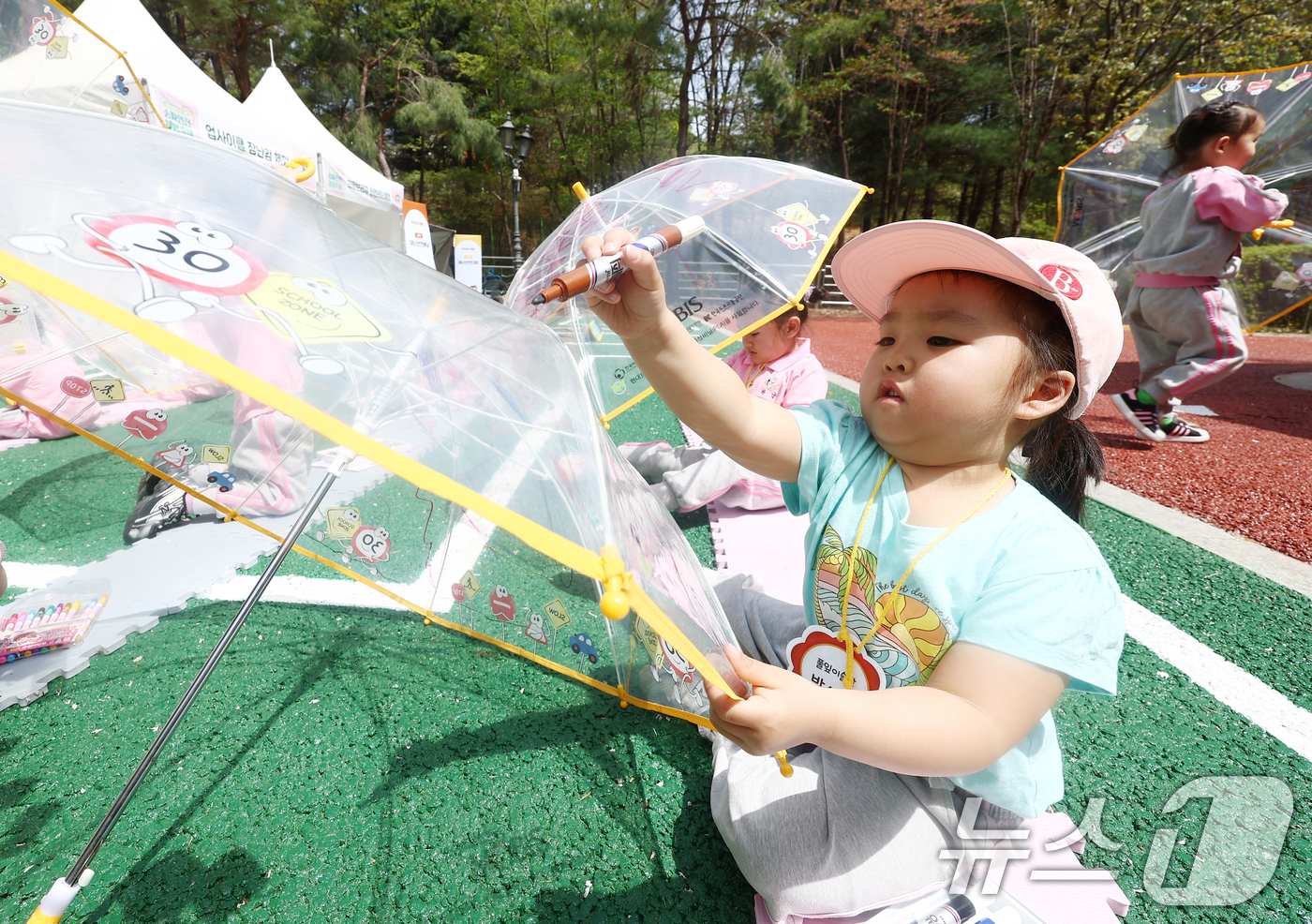 (서울=뉴스1) 김민지 기자 = 국민안전의 날인 16일 오후 서울 송파구 송파안전체험교육관에서 어린이들이 안전우산 만들기 체험을 하고 있다.국민 안전의 날은 세월호 참사 희생자를 …