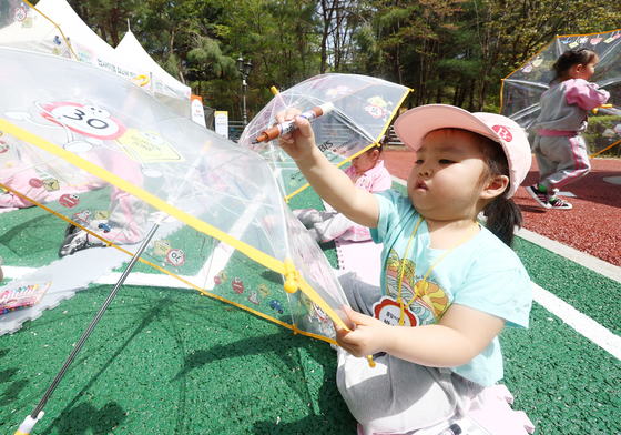 고사리 손으로 꾸미는 '안전우산'