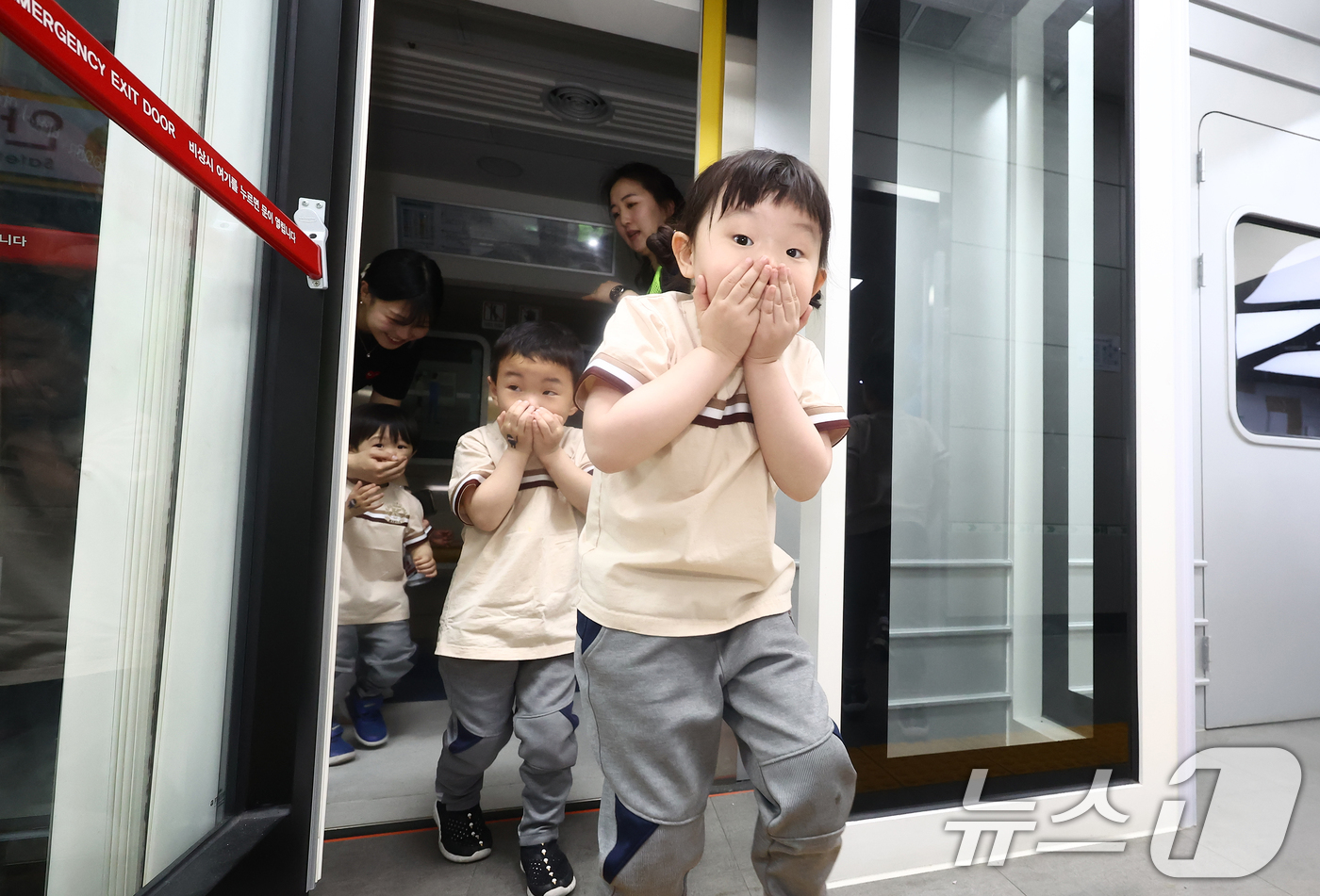 (서울=뉴스1) 김민지 기자 = 국민안전의 날인 16일 오후 서울 송파구 송파안전체험교육관에서 어린이들이 지하철 화재 발생시 대피 요령을 배우고 있다.국민 안전의 날은 세월호 참사 …